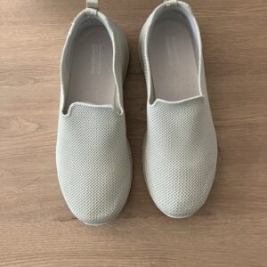 Skechers Women's Air Cooled GOGA MAT Size 9 Cream Mesh Slip On Loafer Shoes