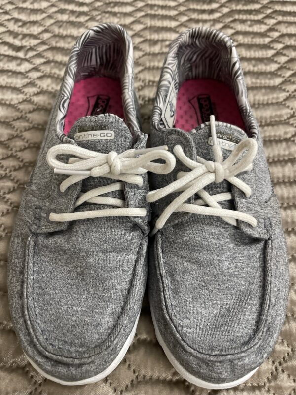 Skechers Women's Goga Mat Athletic Shoe.  Gray Size 7.  Great Condition
