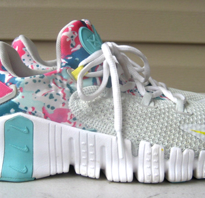 Nike Free Metcon 4 Women's 7.5 Photon Dust Paint Splatter Shoes Sneakers