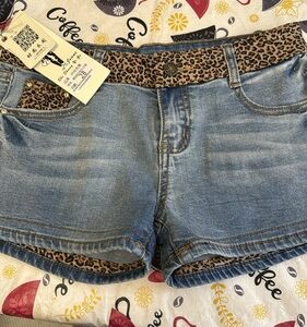 Shi Shang Ye Gi Women’s Denim Shorts Leopard Waist And Pockets NWT Sz 28