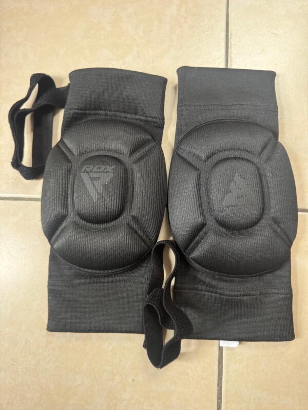 RDX knee pads for MMA kickboxing and Muay Thai training Adult Size (152-170cm)